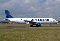 CS-TNB @ BOH - Airbus A320 211 - by Les Rickman