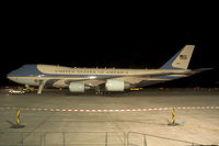 92-9000 @ VIE - USAF Boeing 747-200 Air Force One - by Yakfreak - VAP