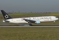 OE-LAY @ VIE - arriving from NY - by Gerhard Vysocan - VAP