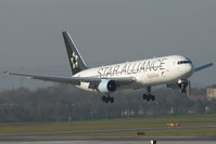 OE-LAY @ VIE - arriving from NY - by Gerhard Vysocan - VAP