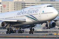 ZK-NBU @ LAX - Air New Zealand ZK-NBU (FLT ANZ1) from London Heathrow (EGLL) landing RWY 24R. [Canon 30D + 2X teleconverter + Canon 300mm f/2.8L IS] - by Dean Heald