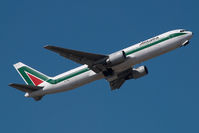 EI-CRL @ MXP - Alitalia Boeing 767-300 - by Yakfreak - VAP