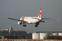 CS-TJE @ EBBR - several seconds before flight TP604 touches rwy 25L - by Daniel Vanderauwera