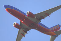 N275WN @ KSNA - Southwest '07 B737-7H4 blasting off on a gorgeous day, - by Mike Khansa