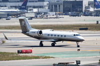 N711SW @ KLAX - Gulfstream Aerospace GIV-X (G450) N711SW crossing 25L KLAX - by Mark Kalfas