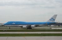 PH-BFS @ KORD - Boeing 747-400 - by Mark Pasqualino
