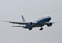 N775UA @ KORD - United Airlines Boeing 777-222 UAL941 arriving from EDDF (Frankfurt Int'l) on 22R. - by Mark Kalfas