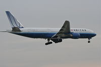 N775UA @ KORD - United Airlines Boeing 777-222 UAL941 arriving from EDDF (Frankfurt Int'l) on 22R. - by Mark Kalfas