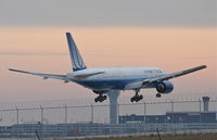 N775UA @ KORD - United Airlines Boeing 777-222 UAL941 arriving from EDDF (Frankfurt Int'l) on 22R. - by Mark Kalfas