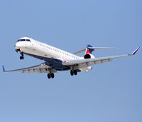 N176PQ @ KHOU - CRJ short final 30L. - by Darryl Roach