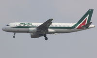 EI-DSD @ LOWW - Alitalia - by Wolfgang Kronfuss