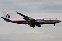 9M-MPF @ EGLL - On short finals for r/w 9L - by Robert Kearney