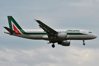 EI-DSO @ EGLL - On short finals for r/w 9L - by Robert Kearney