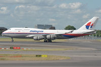 9M-MPB @ EGLL - Applying reverse thrust on r/w 27R - by Robert Kearney