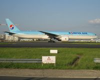 HL7782 @ LFPG - Korean Air has been serving CDG for decades and was one of the very last airlines of Asia to operate the passenger 747 on the route. The 744 in use for over 20 years recently surrendered to a mix of Triple 7s - by Alain Durand