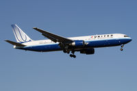 N654UA @ KORD - Short final for 14R - by John Meneely