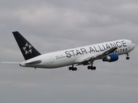 N653UA @ EHAM - Take off from runway 36L of Schiphol Airport - by Willem Goebel