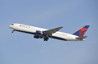 N143DA @ KLAX - Departing LAX on 25R - by Todd Royer