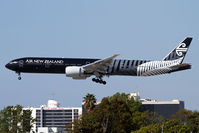 ZK-OKQ @ LAX - Air New Zealand All Blacks ZK-OKQ (FLT ANZ2) from Auckland (NZAA/AKL) on short final to RWY 25L. - by Dean Heald