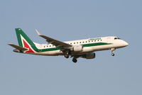 EI-RDH @ EBBR - Arrival of flight AZ148 to RWY 02 - by Daniel Vanderauwera