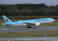 HL7764 @ LOWW - Korean Air Boeing 777 - by Andreas Ranner