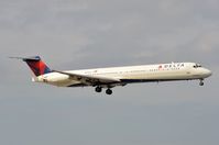 N958DL @ KMIA - Delta MD88 landing - by FerryPNL