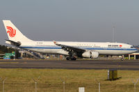 B-6090 @ YSSY - just down onto 34L - by Bill Mallinson