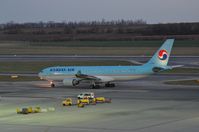 HL7552 @ LOWW - Taxiing to depart to Zurich - by David Pauritsch