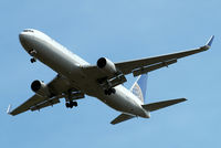 N670UA @ EGLL - Boeing 767-322ER [29240] (United Airlines) Home~G 03/08/2014. On approach 27R - by Ray Barber