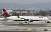 N195DN @ KLAX - Boeing 767-300 - by Mark Pasqualino