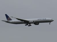N2333U @ NZAA - about to land at AKL - by magnaman