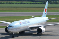 HL7714 @ VIE - Korean Air Boeing 777-200 - by Thomas Ramgraber