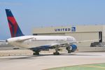 N688DL @ KLAX - B752 Delta Airlines Boeing 757-232 N688DL at KLAX - by Mark Kalfas