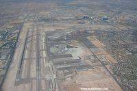  - Thanks to the pilot for the view on the airport ! - by Michel Teiten ( www.mablehome.com )
