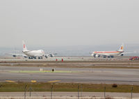  - Two heavies espect for take off. - by Jorge Molina