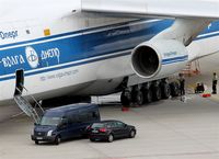  - Maintenance work on undercarriage of an Volga-Dnjepr Airlines AN 124-100. - by Holger Zengler