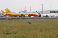  - Crane passes plane(s) at apron 2.... - by Holger Zengler