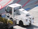  - light tow vehicle at BER airport #v - by iwarnecke