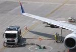  - hydrant refuelling truck in action at BER airport - by iwarnecke